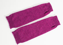 Load image into Gallery viewer, product_knit_pikki-mittens_fuschia01.jpg
