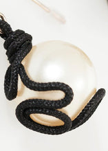 Load image into Gallery viewer, product_earring_mariacalderara_float-bead-earring_pearl02.jpg

