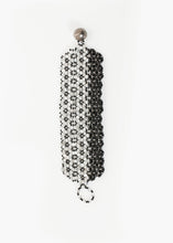 Load image into Gallery viewer, product_bracelet_mariacalderara_lattice-bead-cuff_silver-black01.jpg
