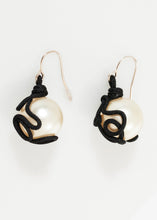 Load image into Gallery viewer, product_earring_mariacalderara_float-bead-earring_pearl01.jpg
